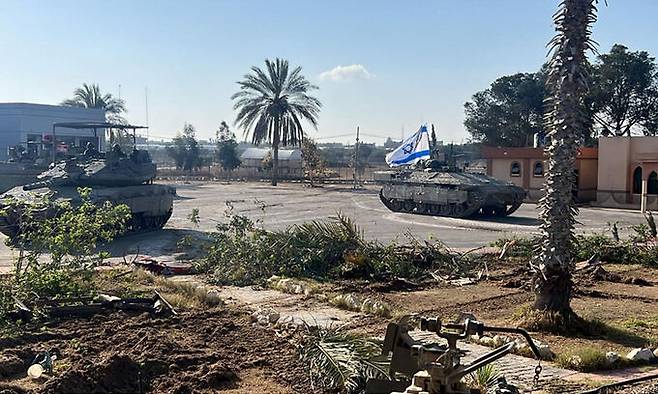 이스라엘군 탱크들이 7일(현지시간) 라파 국경검문소의 가자지구 쪽 구역에서 작전 중이다. 로이터연합뉴스