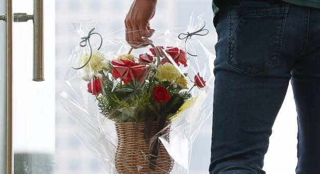 어버이날을 이틀 앞둔 6일 서울 서초구 양재꽃시장에서 한 시민이 카네이션 바구니를 구입해가고 있다. 연합뉴스