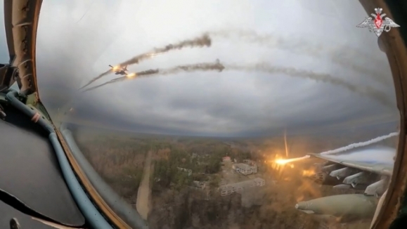 지난 1월 22일 러시아 전폭기들이 우크라이나 전선에서 미사일 공격을 하고 있다.  러시아 국방부 제공. AP 연합뉴스