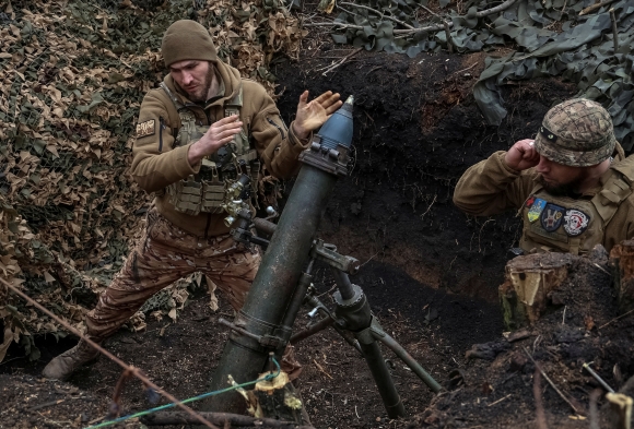 지난 3월 우크라이나 제28기계화여단 소속 군인들이 전선에서 러시아군을 향해 120㎜ 박격포를 발사하고 있다. 사진=로이터 연합뉴스