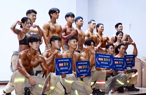 7일 오후 경기도 의정부시 금오동 경기북부소방재난본부에서 열린 2024년 경기도 몸짱 소방관 선발대회에서 참가자들이 기념촬영을 하고 있다. 2024.5.7. 도준석 전문기자
