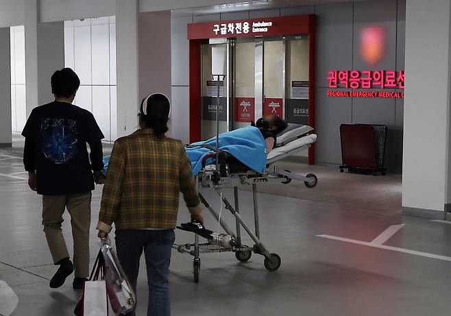 의정갈등이 이어지고 있는 7일 오후 서울 시내 한 대형병원에서 환자가 구급차로 향하고 있다.