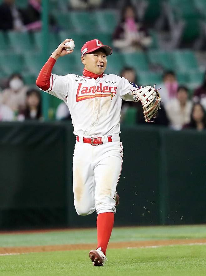 ▲ 최경모는 7일 잠실 LG전에서 안정적이면서도 화려한 수비로 팀이 2점 리드를 지키는 데 큰 공을 세웠다 ⓒSSG랜더스