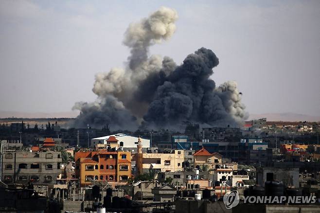 이스라엘군의 공습으로 검은 연기가 치솟는 가자 최남단 도시 라파 [AFP 연합뉴스. 재판매 및 DB 금지]
