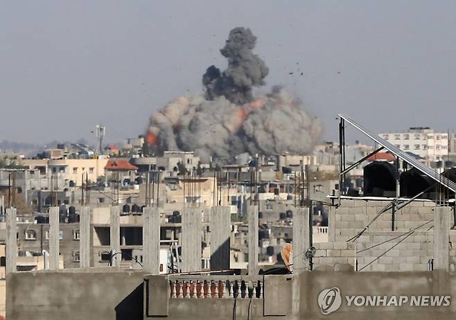 가자지구 최남단 도시 라파에서 이스라엘군의 공습으로 검은 연기와 불꽃이 치솟고 있다. [로이터 연합뉴스. 재판매 및 DB 금지]