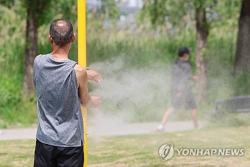 지난달 26일 서울 서초구 반포한강공원을 찾은 시민이 반포 물방울 쉼터에서 더위를 식히고 있다. [연합뉴스 자료사진]