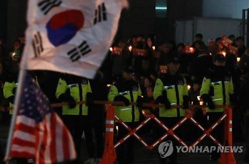 촛불과 태극기 [연합뉴스 자료사진]