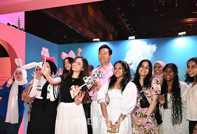 오세훈 시장이 6일 ‘서울 마이 소울 인 두바이’ 행사장을 찾은 관람객과 함께 기념촬영을 하고 있다. (사진=서울시)