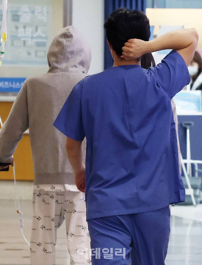 서울의 한 대학 병원에서 의료진이 분주히 움직이고 있다. (사진=방인권 기자)