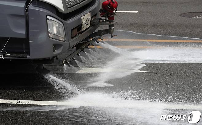 한낮 기온이 35도에 이르는 무더위가 이어진 2일 서울 종로구 세종대로 거리에서 살수차가 달아오른 도로에 물을 뿌리고 있다. 2023.8.2/뉴스1 ⓒ News1 김민지 기자