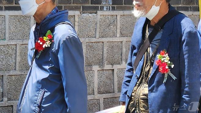 8일 어버이날 서울 종로구 탑골공원을 찾은 노인들이 카네이션을 가슴팍에 달고 있다. 2024.05.08 ⓒ 뉴스1 김예원 기자