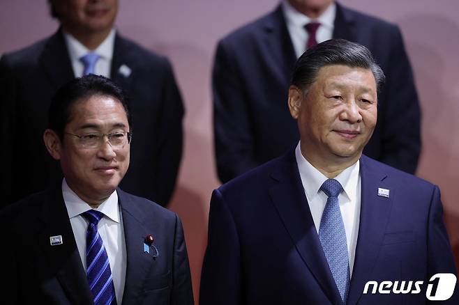 시진핑 중국 국가주석(오른쪽)과 기시다 후미오 일본 총리가 16일(현지시간) 아시아태평양경제협력체(APEC) 정상회의가 열리고 있는 샌프란시스코 행사장에서 포토세션 중 포즈를 취했다. ⓒ 로이터=뉴스1