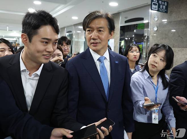 조국 조국혁신당 대표가 8일 서울 여의도 국회 의원회관에서 열린 제22대 국회 검찰개혁 입법전략 토론회에서 축사 마치고 나오며 취재진의 질문을 받고 있다. 2024.5.8/뉴스1 ⓒ News1 송원영 기자