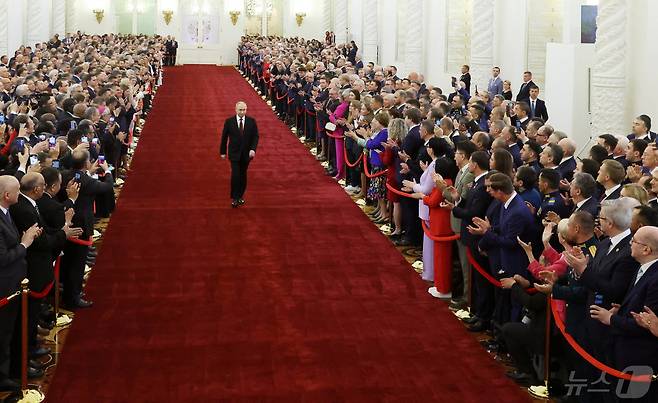 푸틴이 취임식 레드 카펫을 걸으며 참석자들의 박수를 받고 있다. 2024.05.08 ⓒ 로이터=뉴스1 ⓒ News1 우동명 기자
