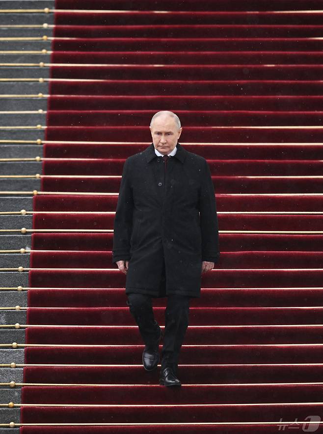 푸틴이 취임식을 마친 뒤 붉은 카펫이 깔린 계단을 내려 가고 있다. 2024.05.08 ⓒ 로이터=뉴스1 ⓒ News1 우동명 기자