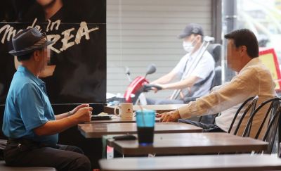 서울 시내 한 패스트푸드점에서 어르신들이 음료를 마시며 대화하고 있다. [이미지출처=연합뉴스]