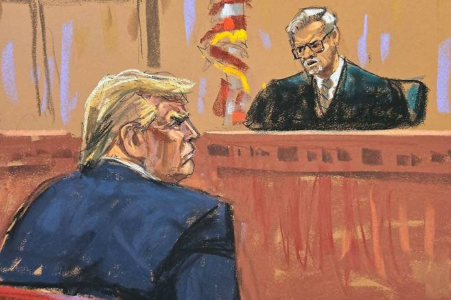 6일 미국 뉴욕 맨해튼 법원에 출석해있는 도널드 트럼프 전 대통령을 그린 모습./로이터