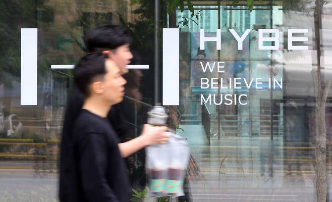 하이브(HYBE)가 자회사 어도어(ADOR)에 요구한 이사회 소집이 불발됐다. 민희진 어도어 대표 측은 하이브에 30일로 요청한 이사회 소집에 응하지 않겠다는 내용의 답신을 보냈다. 하이브는 서울서부지법에 임시주총 허가 신청을 냈으며 심문기일은 30일 오후 4시 45분 비공개로 열렸다./뉴시스