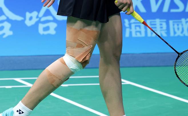 작년 항저우 아시안게임 당시 안세영이 무릎에 테이핑한 모습. /김동환 기자