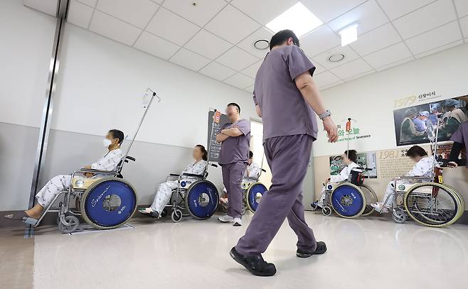 의정갈등이 계속되고 있는 7일 오전 서울 시내 한 대학병원에서 환자들이 검사를 기다리고 있다. /연합뉴스