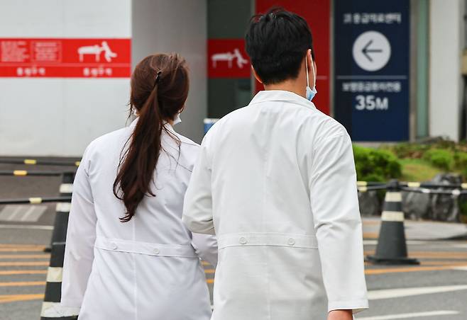 지난 6일 서울 시내 한 대학병원에서 의료진이 발걸음을 옮기고 있다. /뉴스1