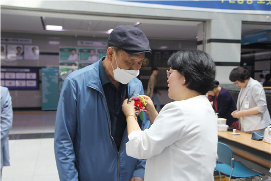 대전을지대병원이 8일 어버이날을 맞아 병원 1층 로비에서 환자들에게 카네이션을 전달했다. 병원 제공