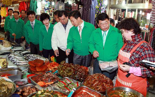 지난 2009년 5월 박성효 전 대전시장이 시 간부 공무원들과 초록색 단체근무복을 입고 재래시장을 찾아 상인들과 대화를 나누고 있다. 대전시 제공.