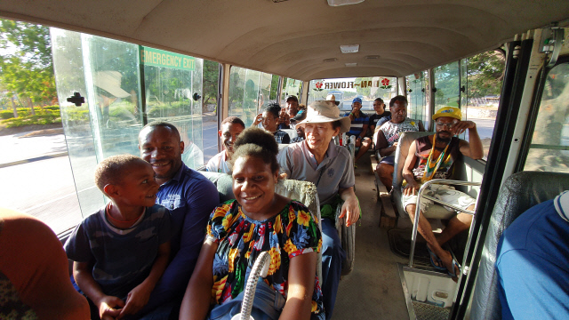파푸아뉴기니에서 버스를 타고 있는 도용복 회장