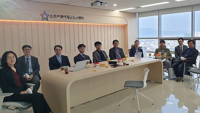 경북대학교 소프트웨어(SW) 재난연구센터에 참여하고 있는 교수들.