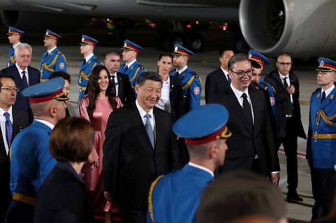 7일 저녁(현지시각) 시진핑(가운데 왼쪽) 중국 국가주석이 세르비아 베오그라드의 니콜라 테슬라 공항에 도착해 알렉산다르 부치치(가운데 오른쪽) 세르비아 대통령의 영접을 받고 있다. 베오그라드/로이터 연합뉴스