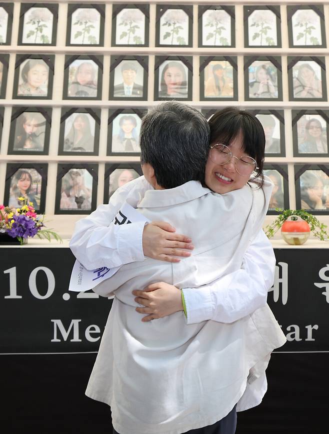 행사가 끝난 뒤 유가족과 청년이 서로를 껴안아 주고 있다. 신소영 기자