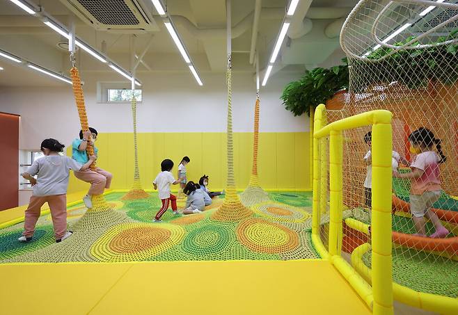 서울의 한 키즈카페에서 어린이들이 뛰어놀고 있다. 연합뉴스