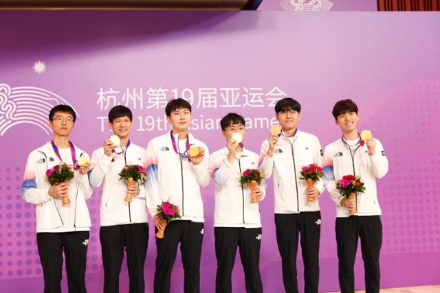 지난해 10월, 중국에서 개최됐던 ‘2023 항저우 아시안게임’ 바둑 종목 남자단체전에서 우승한 한국 국가대표팀 선수들이 금메달을 들어 보이고 있다. 한국기원 제공
