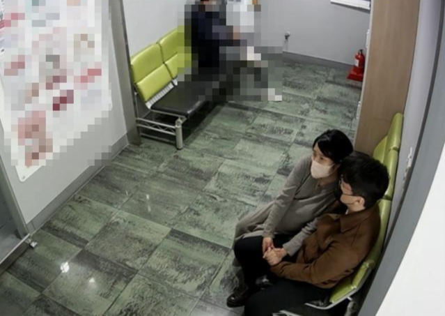 2022년 10월 11일 김교식·최정민씨 부부가 대구의 한 분만병원 대기실에서 진료를 기다리며 대화를 나누는 모습이 담긴 폐쇄회로(CC)TV 장면. 이날 최씨는 아기를 낳은 후 갑작스럽게 질 출혈, 호흡곤란, 청색증 등의 증세를 보이다 사망했다. 사인은 양수색전증이었다. 김교식씨 제공