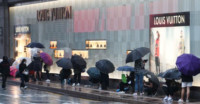 2021년 10월 6일 서울 중구 신세계백화점 본점 앞에서 개점을 기다리고 있는 시민들. 뉴시스