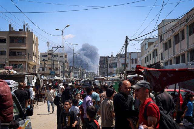 이스라엘군 공습으로 7일 가자지구 남부 라파에서 연기가 피어오르고 있다. 라파=AFP 연합뉴스