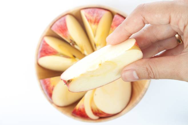 사과는 ‘약’이라는 별명이 있을 정도로 건강에 좋은 과일이지만, 치아에는 독이 될 수도 있다./사진=클립아트코리아
