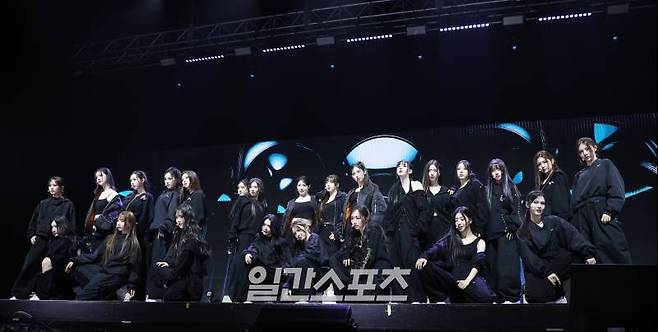 그룹 트리플에스(tripleS)가 8일 오후 서울 광진구 예스24라이브홀에서 열린 첫 번째 정규앨범 '어셈블24’(ASSEMBLE24) 발매 기념 쇼케이스에 참석해 타이틀곡 무대를 선보이고 있다. 타이틀곡 '걸스 네버 다이'는 고난과 어려움 속에서도 무너지지 않는 소녀들의 의지를 주제로 다룬 곡이다. 서병수 기자 qudtn@edaily.co.kr /2024.05.08/