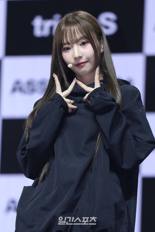 그룹 트리플에스(tripleS) 정하연이 8일 오후 서울 광진구 예스24라이브홀에서 열린 첫 번째 정규앨범 '어셈블24’(ASSEMBLE24) 발매 기념 쇼케이스에 참석해 포즈를 취하고 있다. 타이틀곡 '걸스 네버 다이'는 고난과 어려움 속에서도 무너지지 않는 소녀들의 의지를 주제로 다룬 곡이다. 서병수 기자 qudtn@edaily.co.kr /2024.05.08/