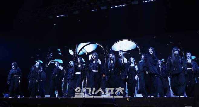 그룹 트리플에스(tripleS)가 8일 오후 서울 광진구 예스24라이브홀에서 열린 첫 번째 정규앨범 '어셈블24’(ASSEMBLE24) 발매 기념 쇼케이스에 참석해 타이틀곡 무대를 선보이고 있다. 타이틀곡 '걸스 네버 다이'는 고난과 어려움 속에서도 무너지지 않는 소녀들의 의지를 주제로 다룬 곡이다. 서병수 기자 qudtn@edaily.co.kr /2024.05.08/
