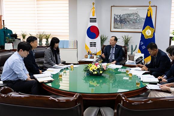 김영일 군산시의회 의장과 집행부 관련 부서 직원들이 새만금 관할권에 대한 대책회의를 갖고 있다. [사진=군산시의회 ]