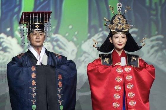 김창옥은 지난 2021년 순천시가 김혜순 한복공방과 함께 순천만국가정원 내 프랑스정원에서 개최한 ‘한중일 전통의상 패션쇼’에서 면류관을 쓰고 배우 채시라와 함께 무대에 섰다. 그는 조금이라도 균형이 무너지면 자꾸 눈에 찔리는 면류관이 그의 인생과 닮았다고 생각했다. [사진 김창옥]