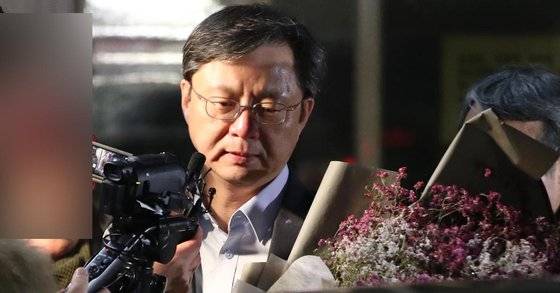 2019년 1월 3일 박근혜 정부의 '국정농단' 묵인 혐의와 국가정보원을 통한 불법사찰 혐의로 각각 기소돼 재판 중인 우병우 전 청와대 민정수석이 구속기한 만료로 석방돼 경기도 의왕 서울구치소를 나서고 있다. 우 전 수석이 풀려나는 건 2017년 12월 15일 불법사찰 사건으로 구속된 이래 384일 만이다. 연합뉴스