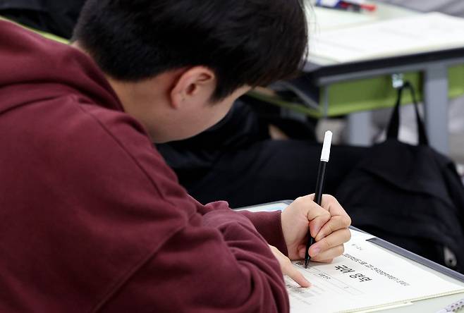 8일 오전 서울 광진구 광남고에서 3학년 학생이 1교시 국어영역 시험을 준비하고 있다. 뉴스1