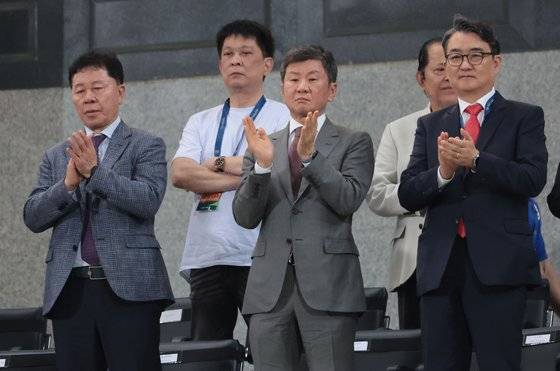 지난달 태국과의 원정 A매치 경기를 현장에서 관전하는 정몽규 대한축구협회장(가운데)과 정해성 국가대표전력강화위원장(왼쪽). 연합뉴스