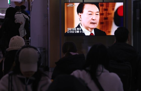지난 2월 7일 오후 서울역 대합실에서 시민들이 KBS를 통해 녹화 방송되고 있는 윤석열 대통령의 특별 대담을 시청하고 있다. 연합뉴스