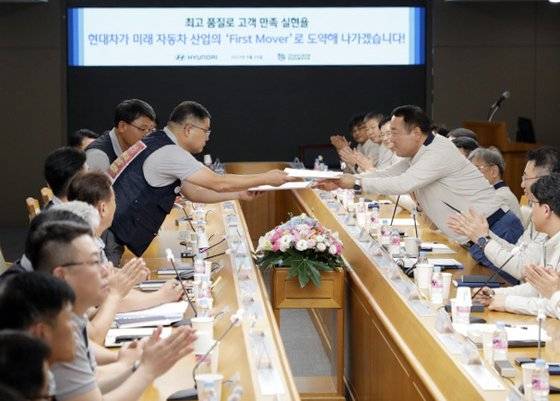 현대자동차 노사가 지난해 9월 울산 본사에서 2023년 임금 및 단체협약 조인식을 맺고 있다. 현대차 노사는 5년 간 무분규로 임단협을 끝냈다. 뉴스1