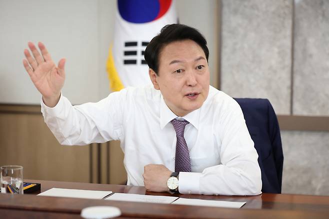 윤석열 대통령이 2022년 5월11일 서울 용산 대통령실에서 열린 수석비서관회의에서 발언하고 있다. 대통령실사진기자단