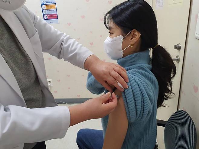한 시민이 보건소에서 독감 백신 접종을 받고 있다. 성남시 제공