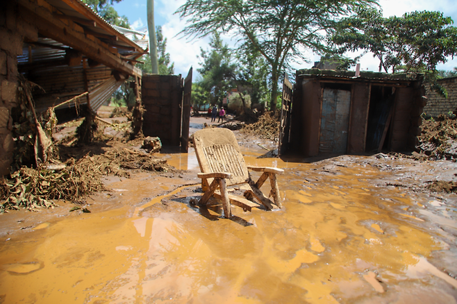 지난달 29일(현지시간)  케냐 남서부 나쿠루 카운티 마이 마이후 지역에서 홍수가 발생한 뒤 한 마을의 의자와 집이 무너진 채 흙탕물에 잠겨 있다. AP연합뉴스